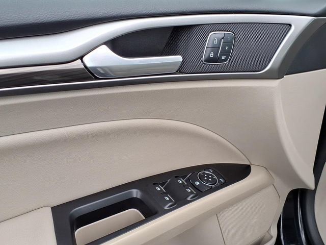 Certified 2017 Ford Fusion SE w/ Fusion SE Technology Package FWD image 17