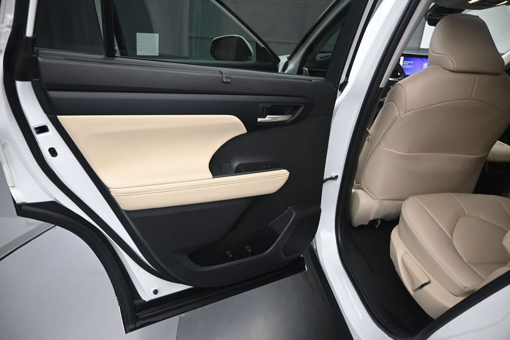 Used 2023 Toyota Highlander XLE FWD image 12