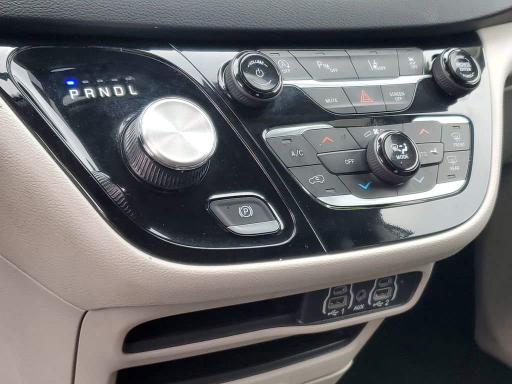 Used 2023 Chrysler Pacifica Touring-L image 21