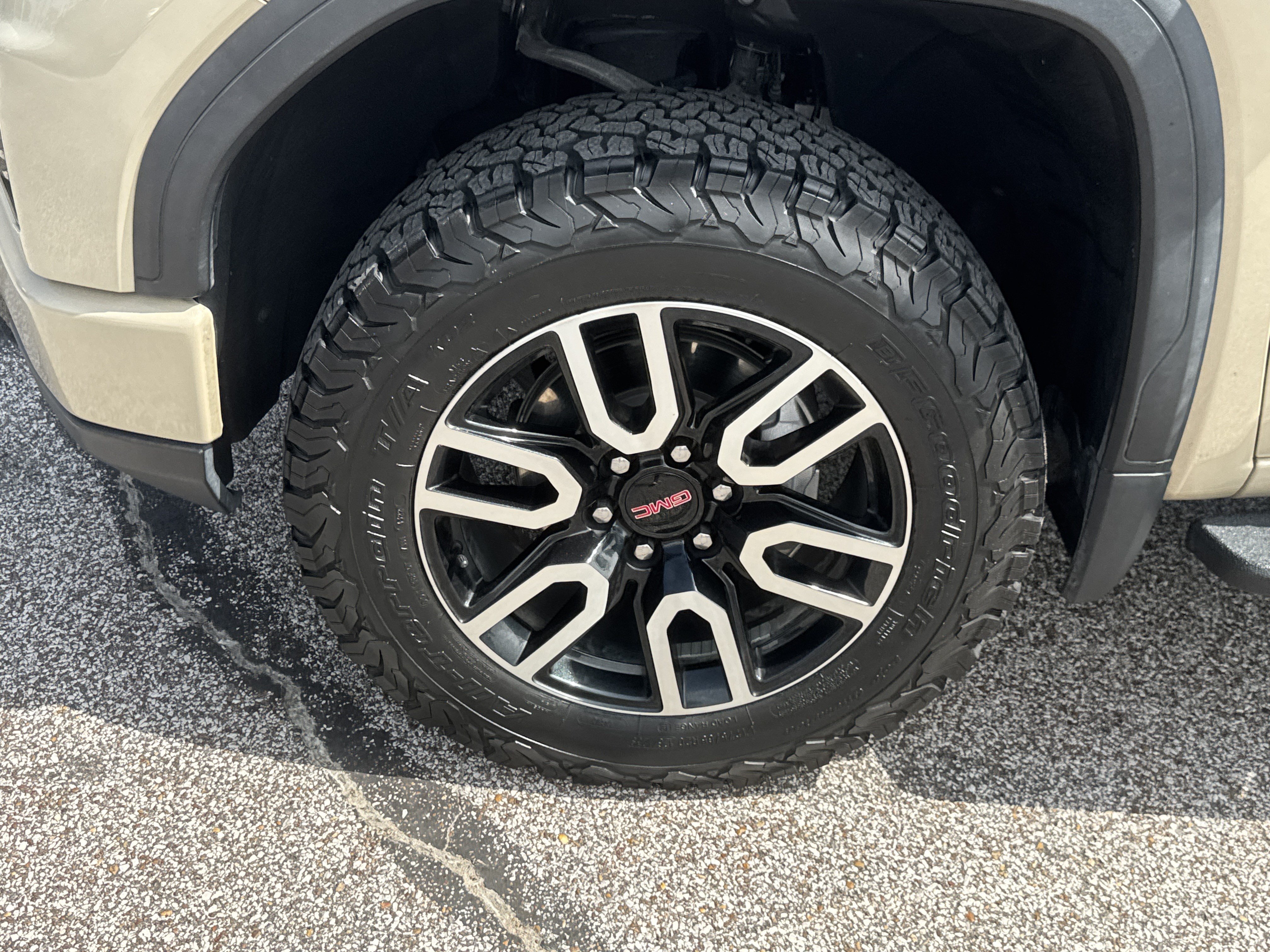 Used 2022 GMC Sierra 1500 AT4 w/ AT4 Premium Package AWD/4WD image 9