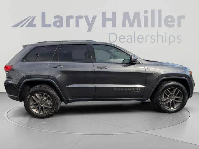 Used 2017 Jeep Grand Cherokee Laredo AWD/4WD image 6