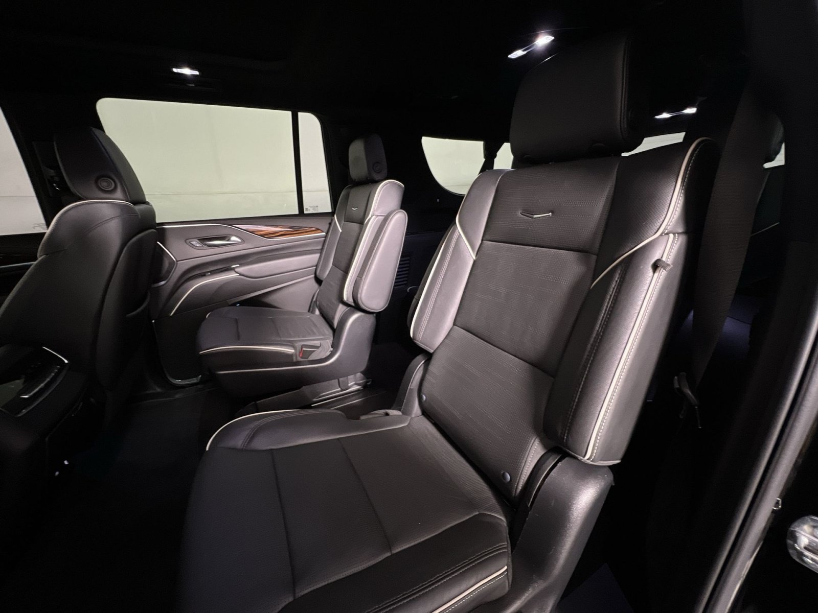 Used 2023 Cadillac Escalade ESV Premium Luxury AWD/4WD image 25
