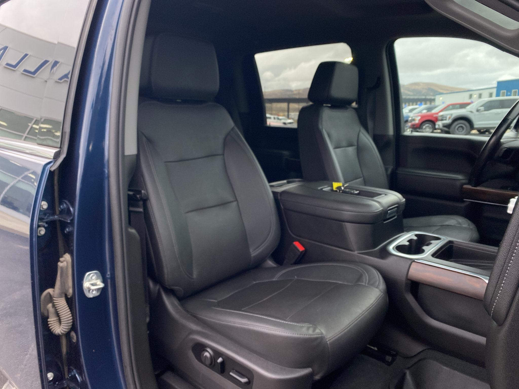 Used 2021 GMC Sierra 3500 SLT w/ SLT Premium Package AWD/4WD image 4