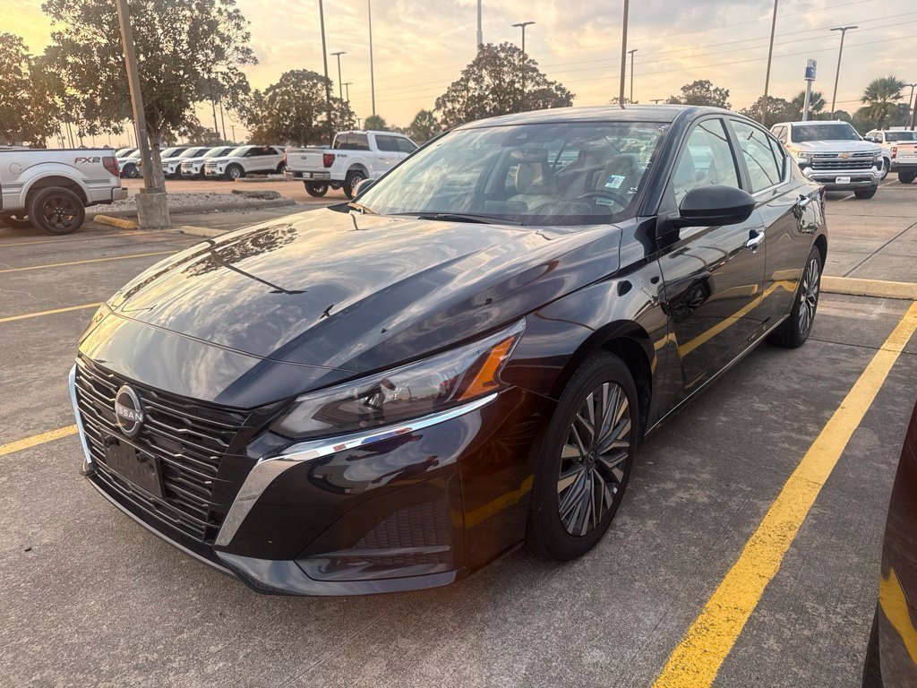 Used 2025 Nissan Altima 2.5 SV FWD image 1
