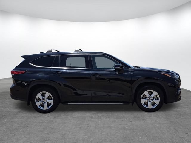 Used 2021 Toyota Highlander LE AWD/4WD image 3