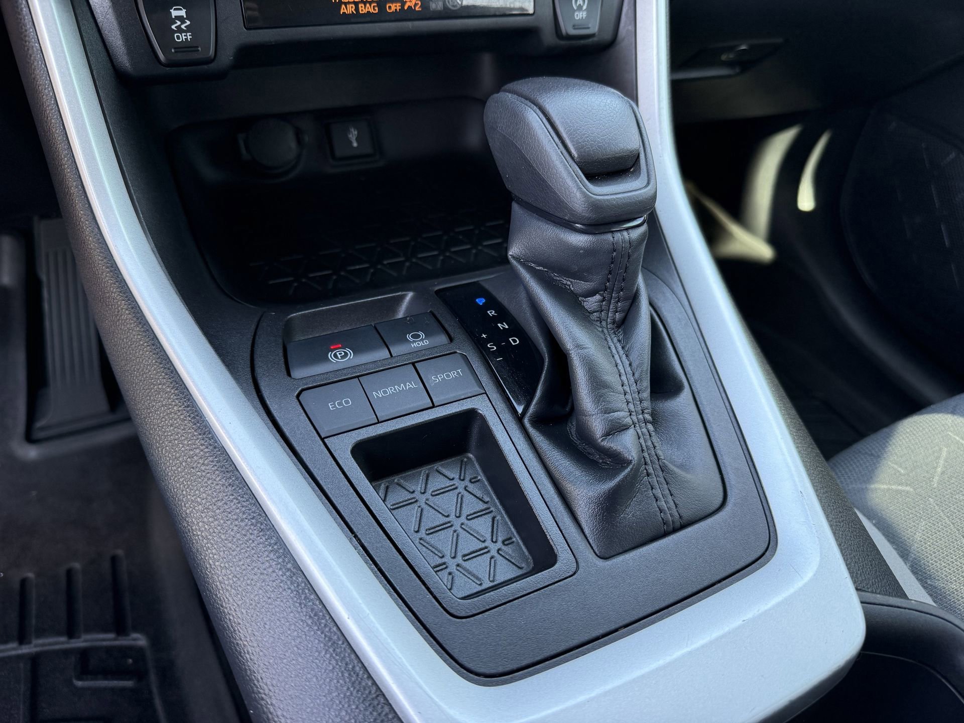 Used 2022 Toyota RAV4 XLE image 19