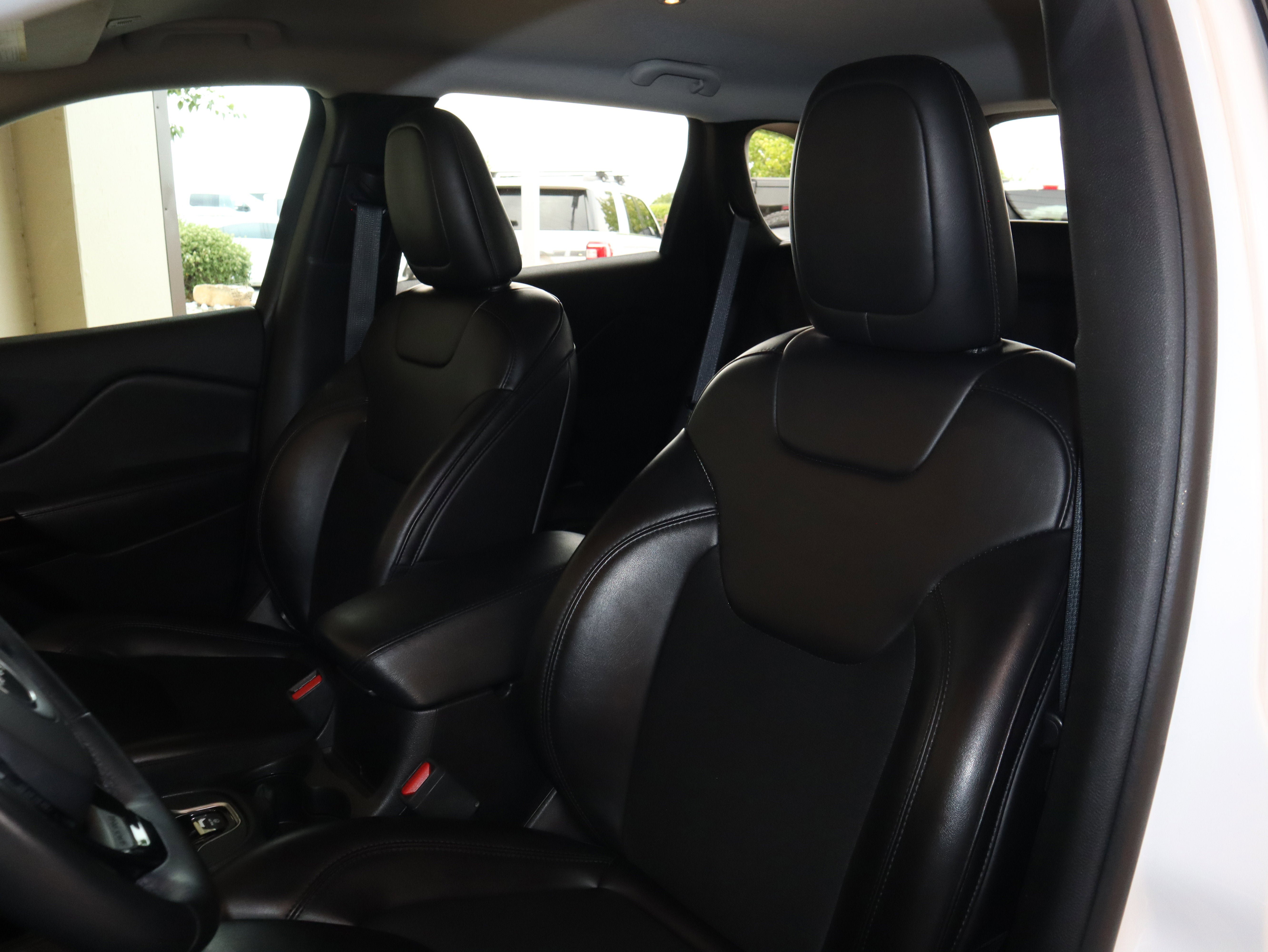 Used 2019 Jeep Cherokee Latitude Plus FWD image 32