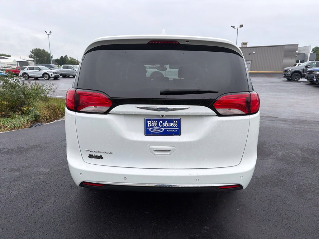 Used 2018 Chrysler Pacifica Touring-L w/ Tire & Wheel Group FWD image 5