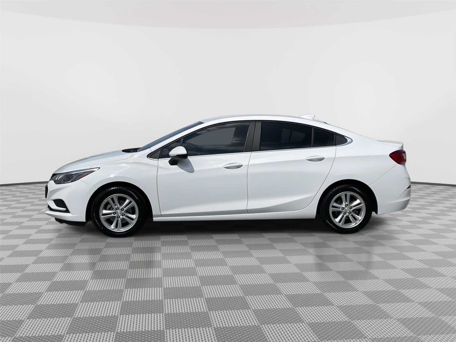 Used 2017 Chevrolet Cruze LT FWD image 2