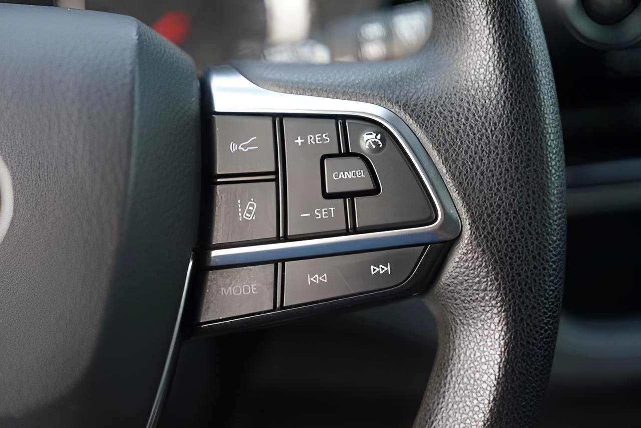 Used 2021 Toyota Highlander L FWD image 23