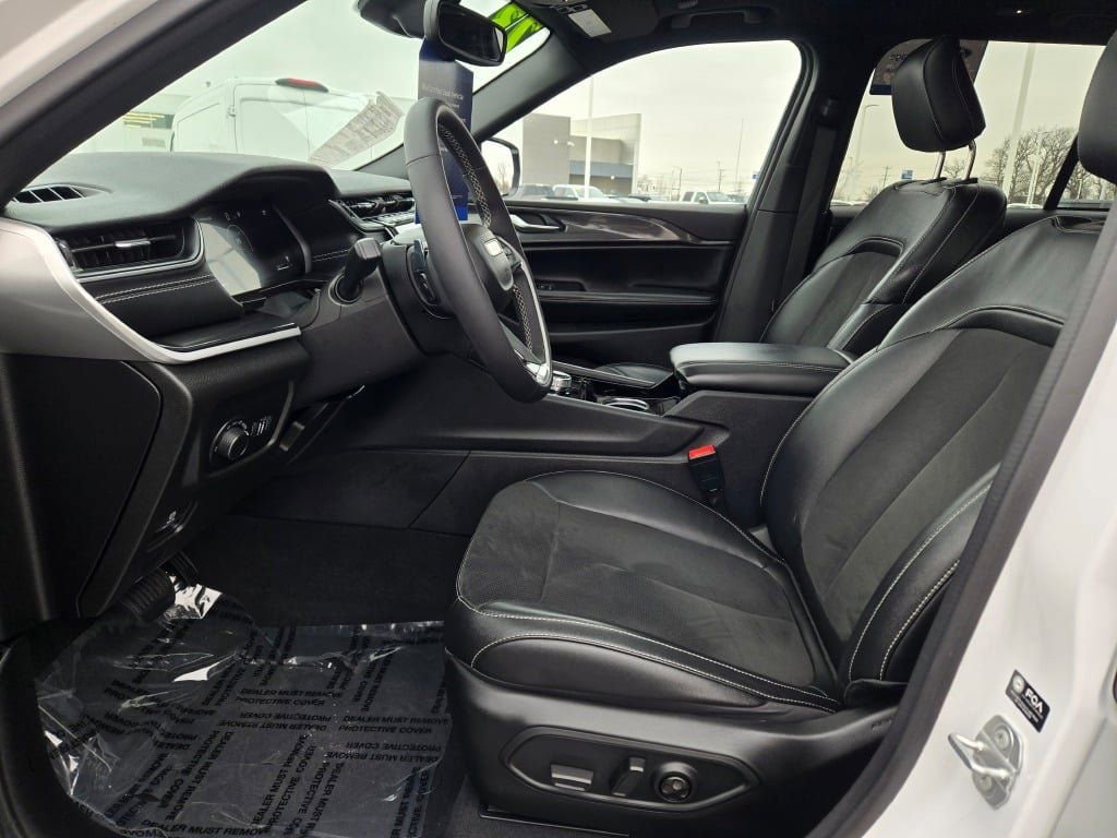 Used 2023 Jeep Grand Cherokee Altitude AWD/4WD image 23