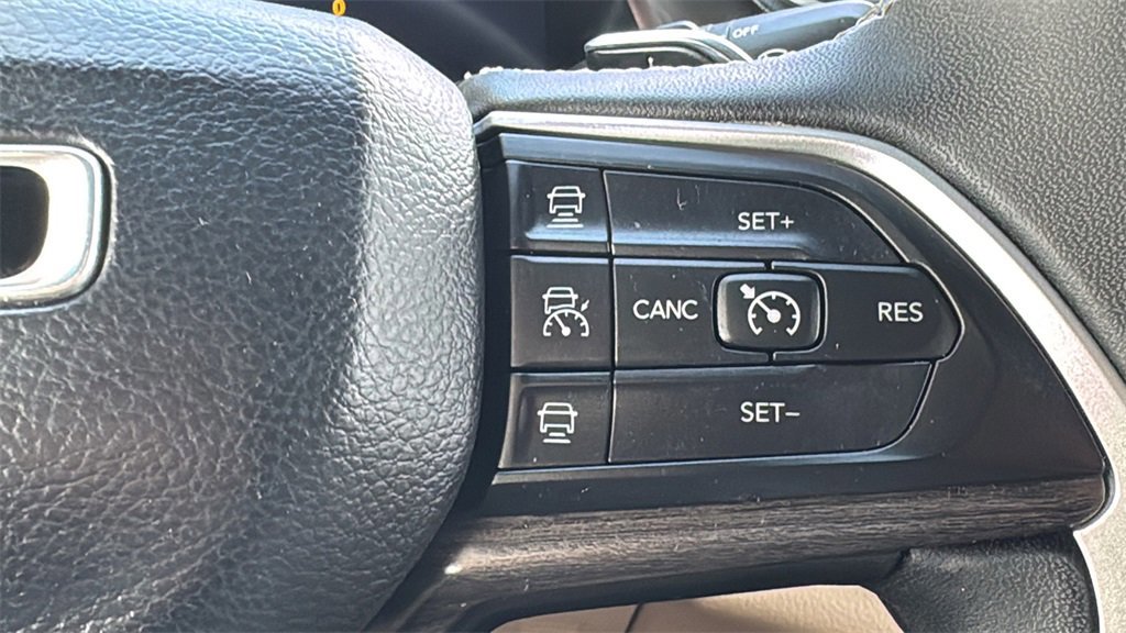 Used 2023 Jeep Grand Cherokee Limited image 14