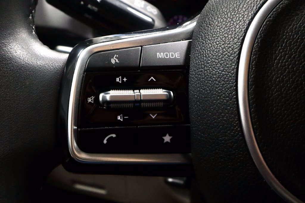 Used 2024 Kia Carnival EX FWD image 27