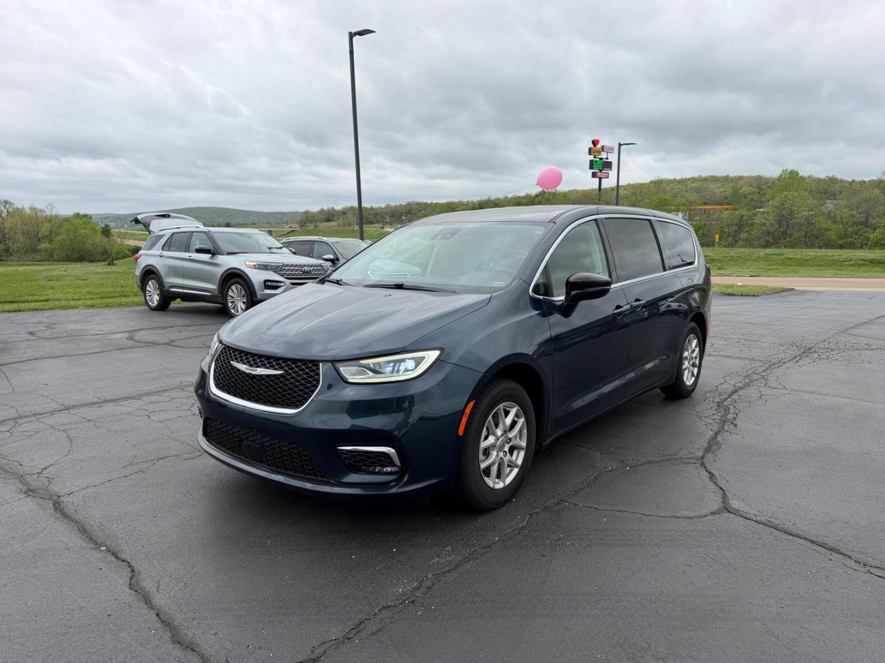 Used 2024 Chrysler Pacifica Touring-L FWD image 8