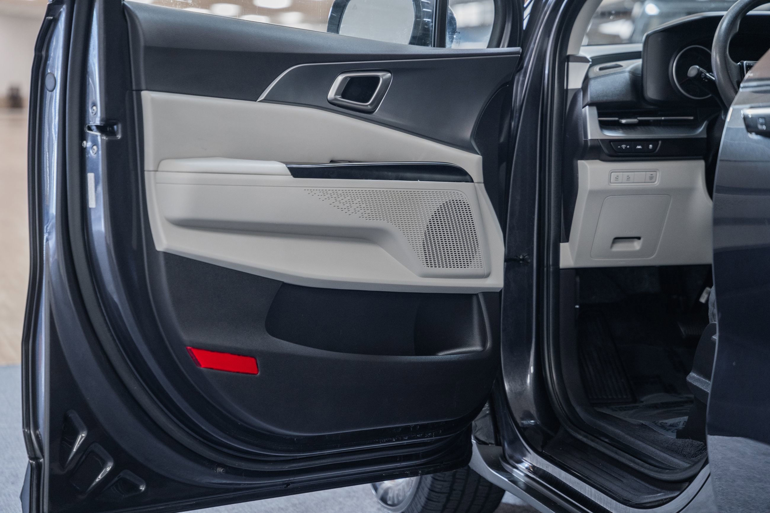 Used 2024 Kia Carnival LX image 37