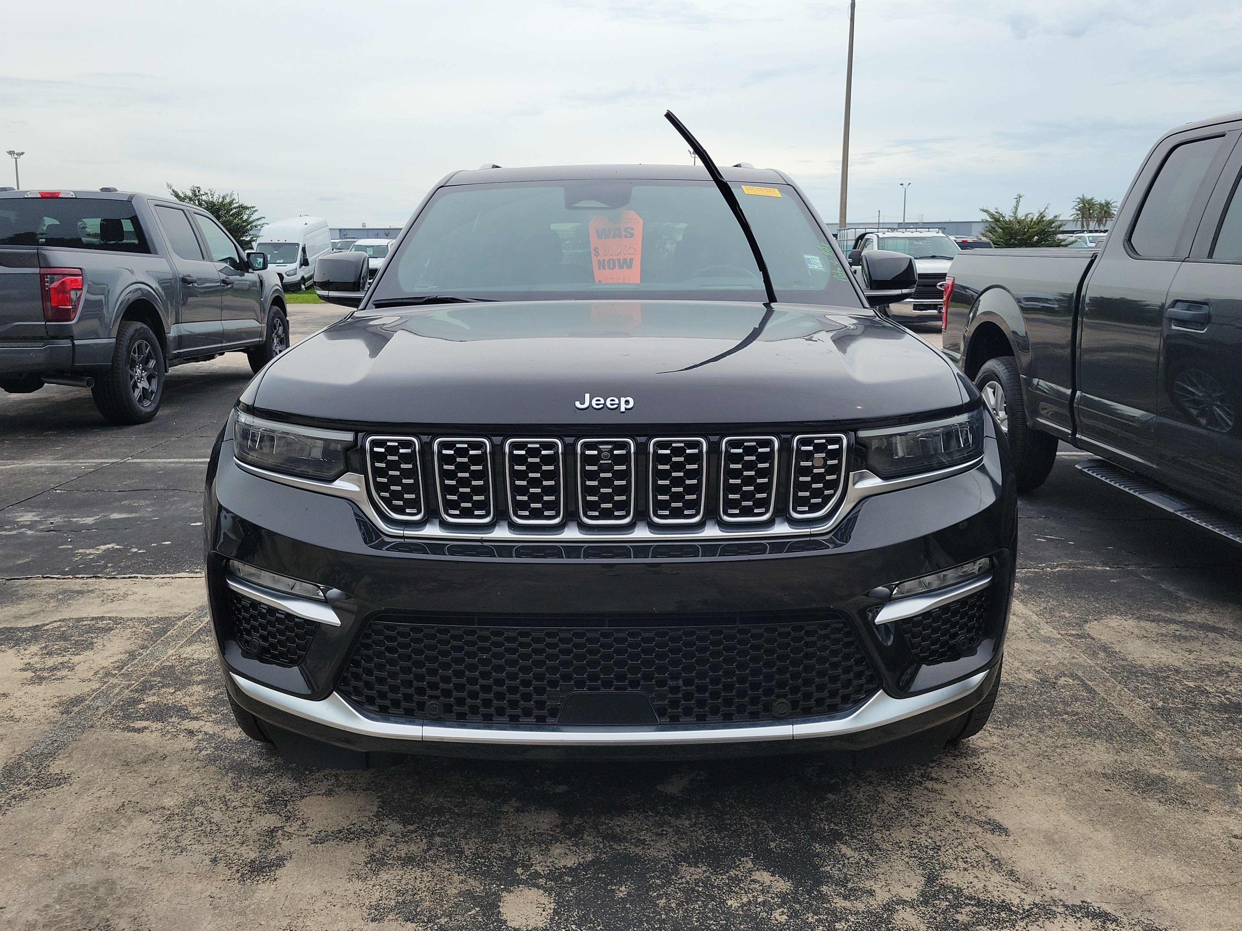 Used 2024 Jeep Grand Cherokee Summit w/ Advanced Protech Group IV AWD/4WD image 2