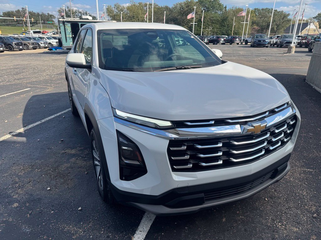 Used 2025 Chevrolet Equinox LT AWD/4WD image 2
