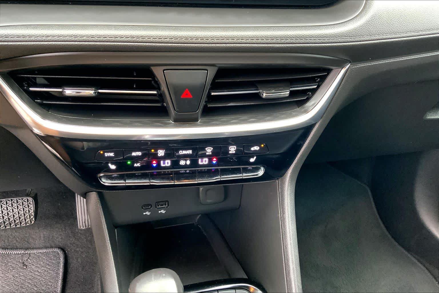 Used 2024 Buick Encore GX Avenir AWD/4WD image 35