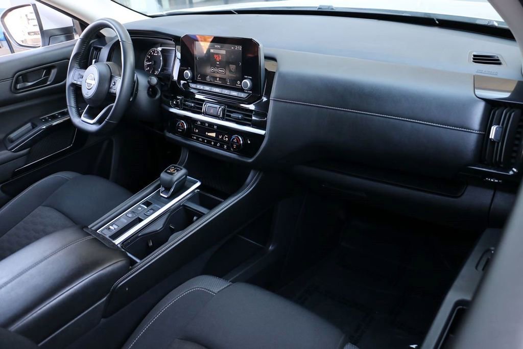 Used 2025 Nissan Pathfinder SV image 31