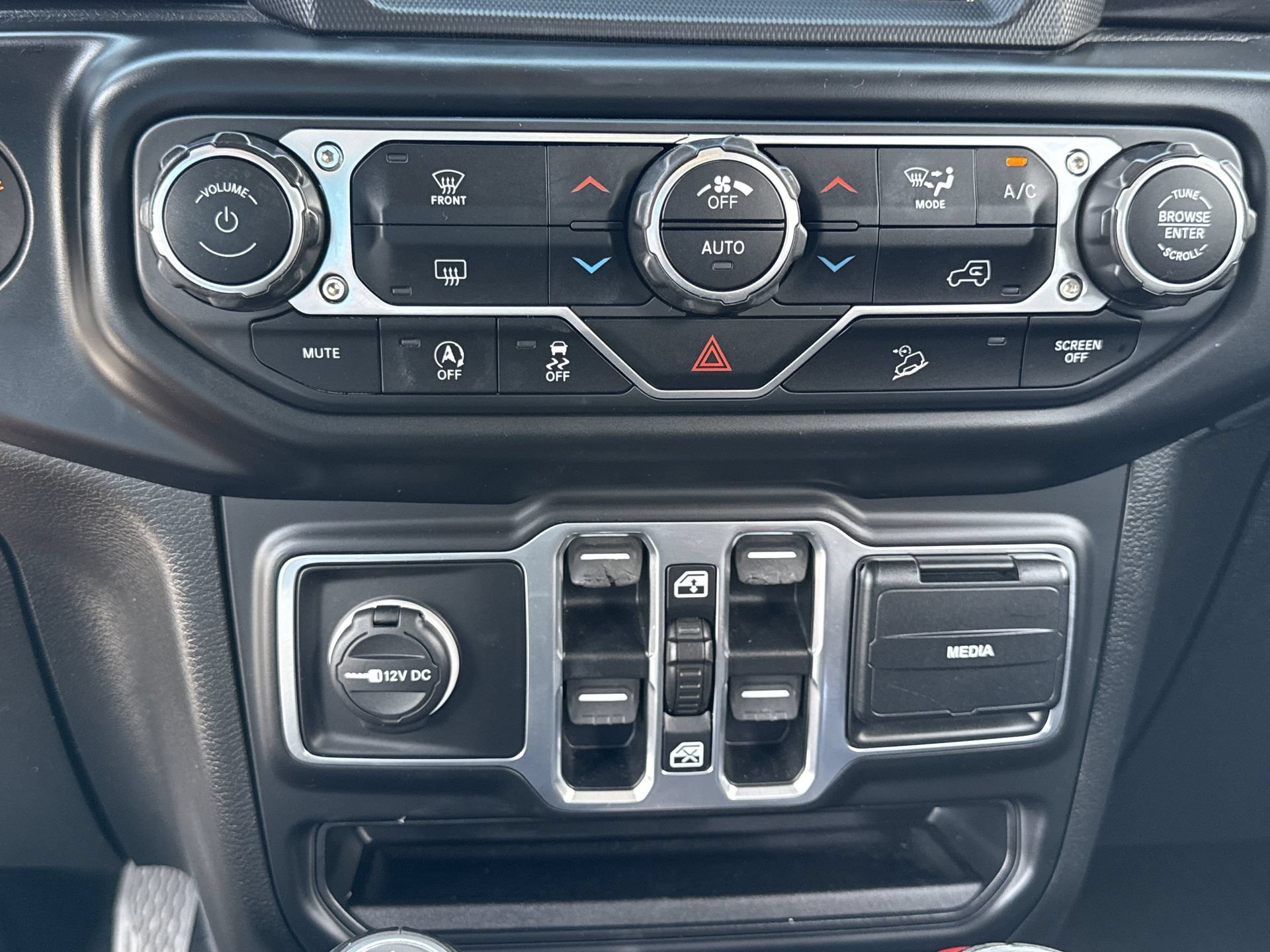 Used 2020 Jeep Wrangler Unlimited Sahara AWD/4WD image 8