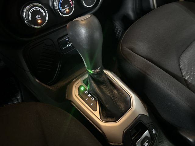 Used 2017 Jeep Renegade Latitude w/ Cold Weather Group FWD image 27