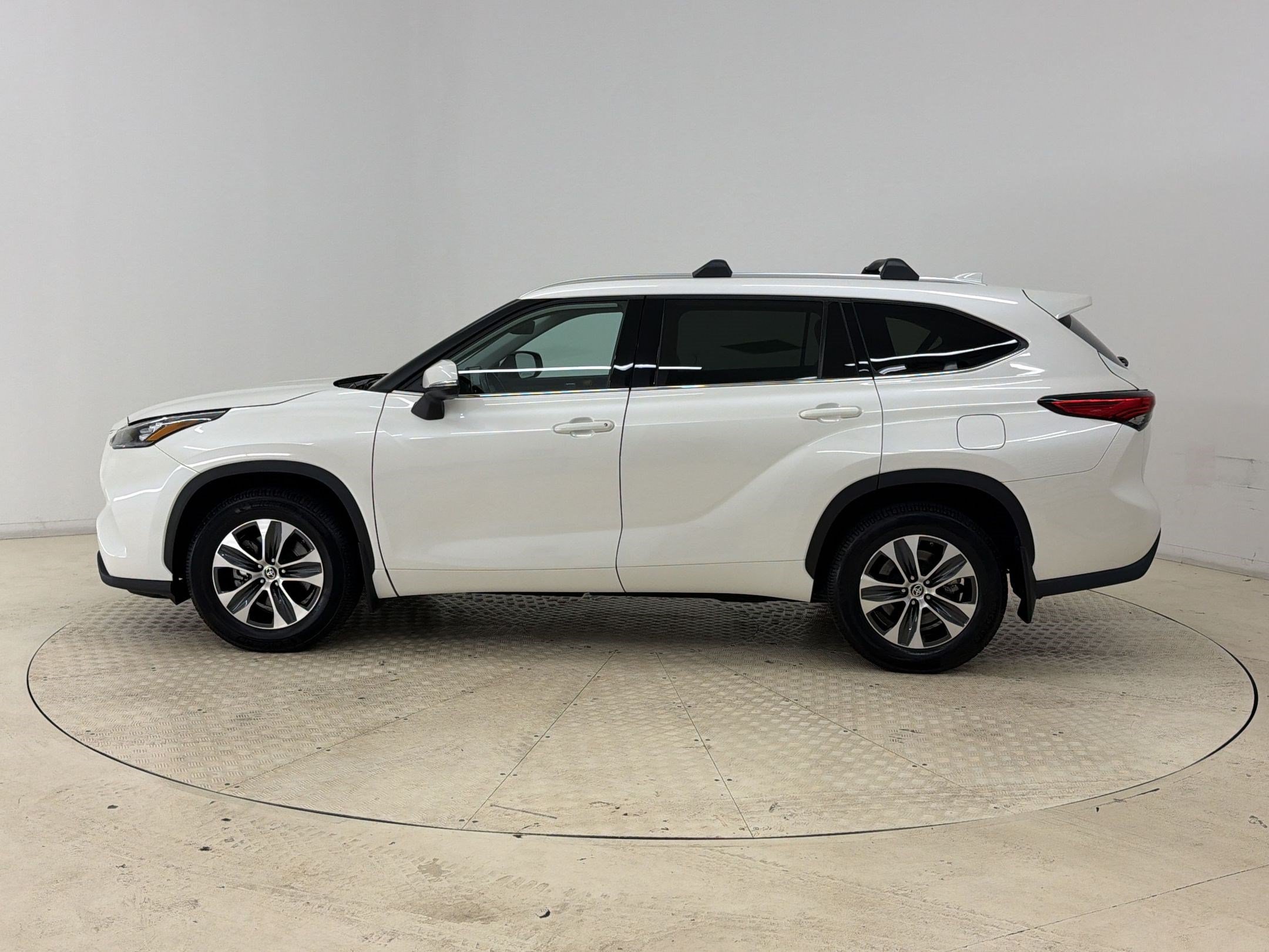Used 2020 Toyota Highlander XLE AWD/4WD video 2