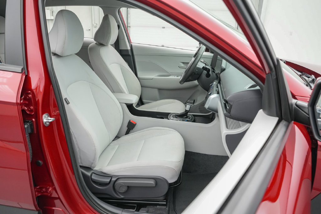 Used 2025 Hyundai Kona SEL AWD/4WD image 21