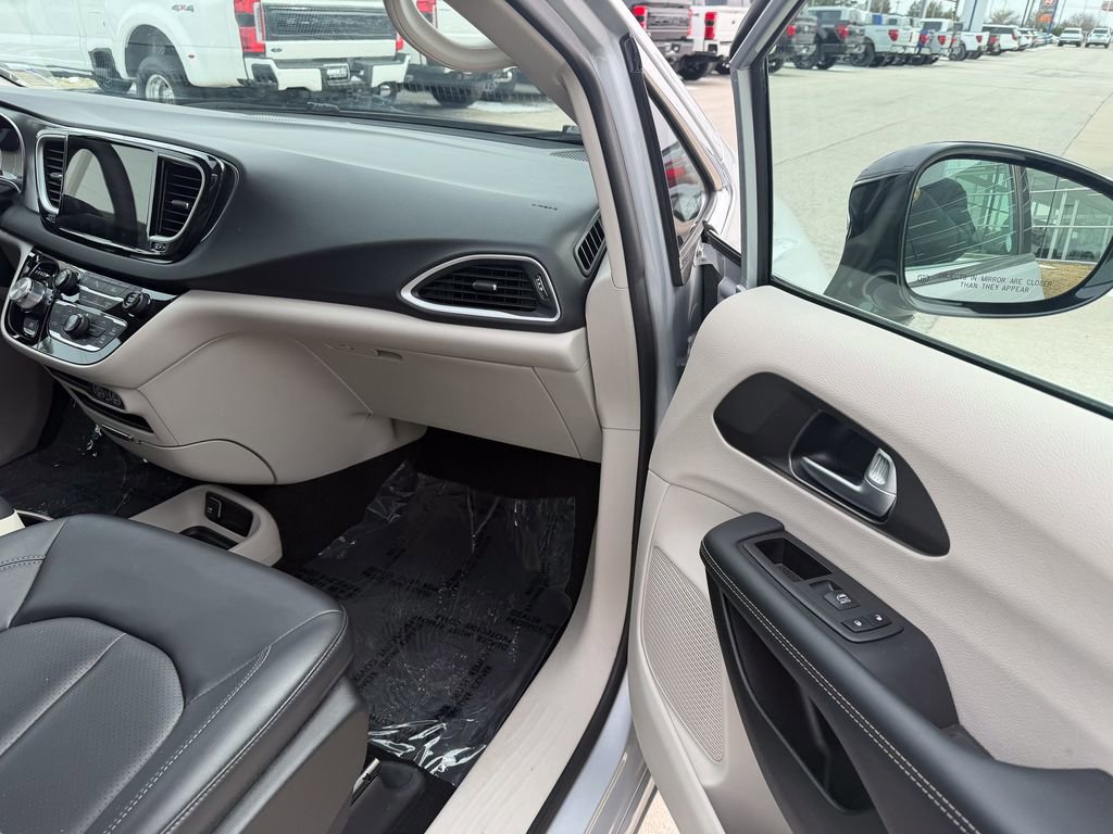 Used 2024 Chrysler Pacifica Touring-L image 25
