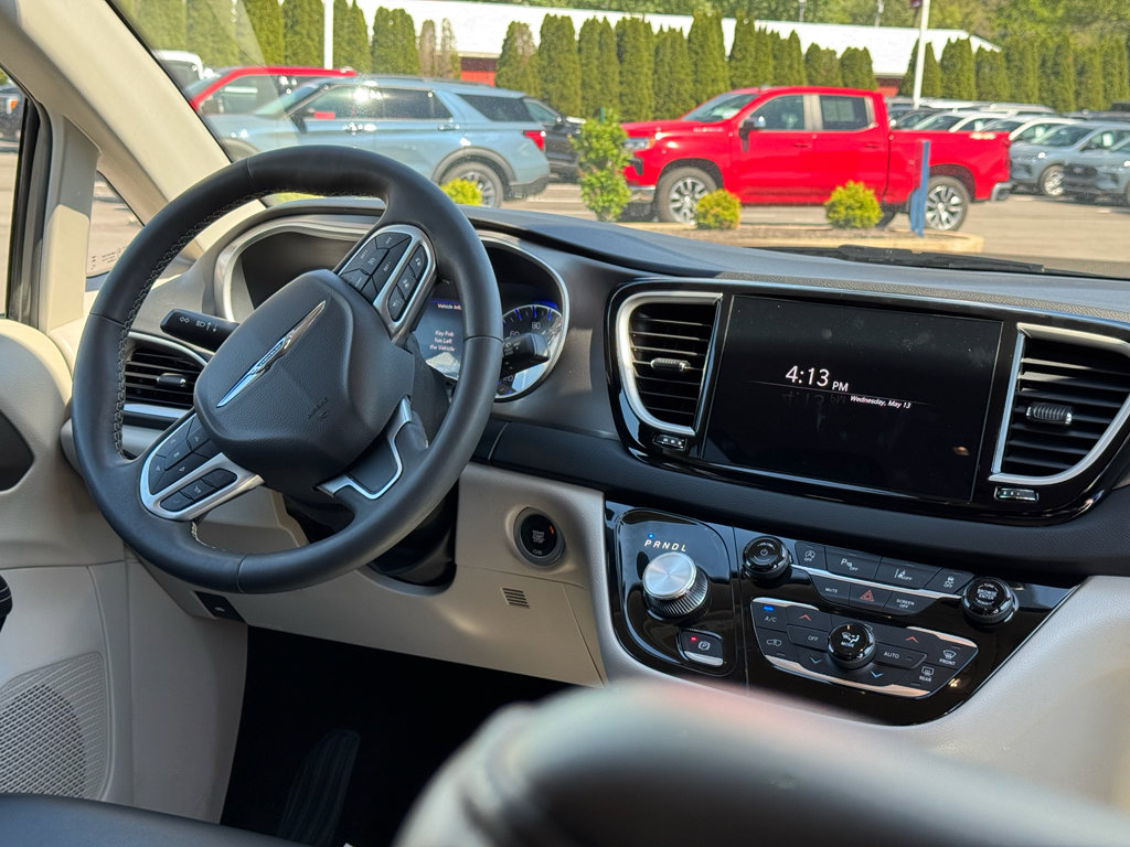 Used 2023 Chrysler Pacifica Touring-L FWD image 18