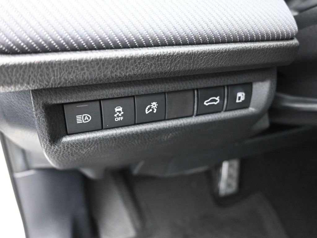 Used 2025 Toyota Camry SE image 13