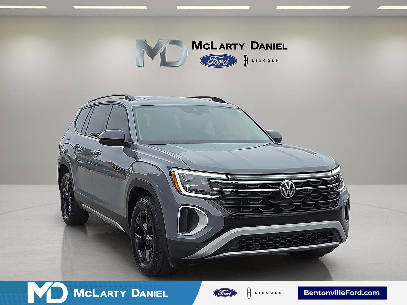 Used 2025 Volkswagen Atlas Peak Edition SE AWD/4WD image 1
