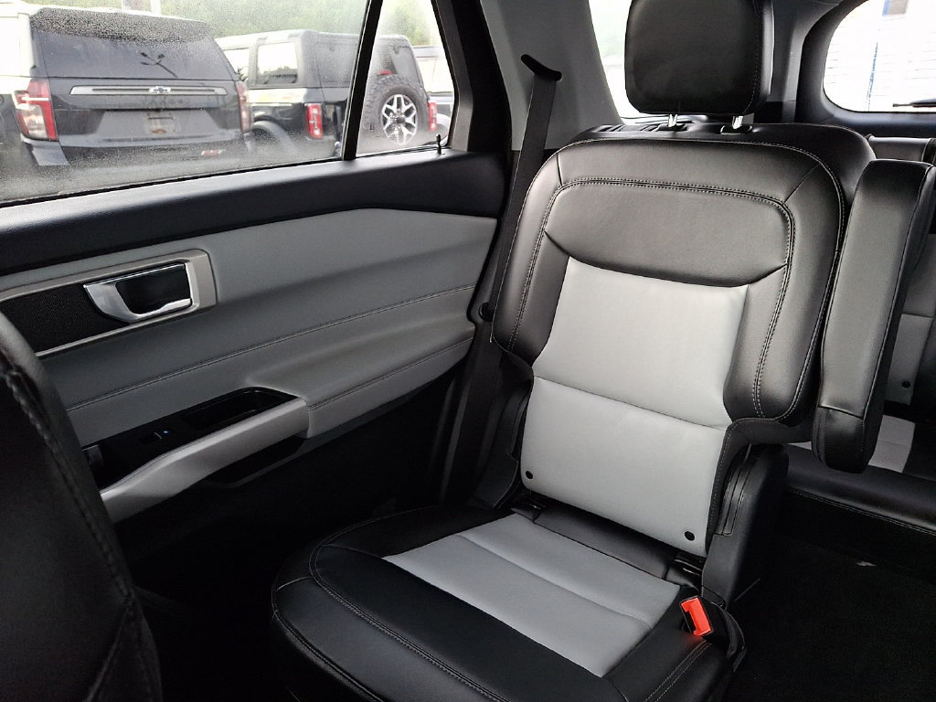 Certified 2022 Ford Explorer XLT w/ Equipment Group 202A AWD/4WD image 18