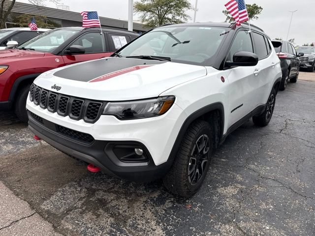 Used 2025 Jeep Compass Trailhawk AWD/4WD image 2