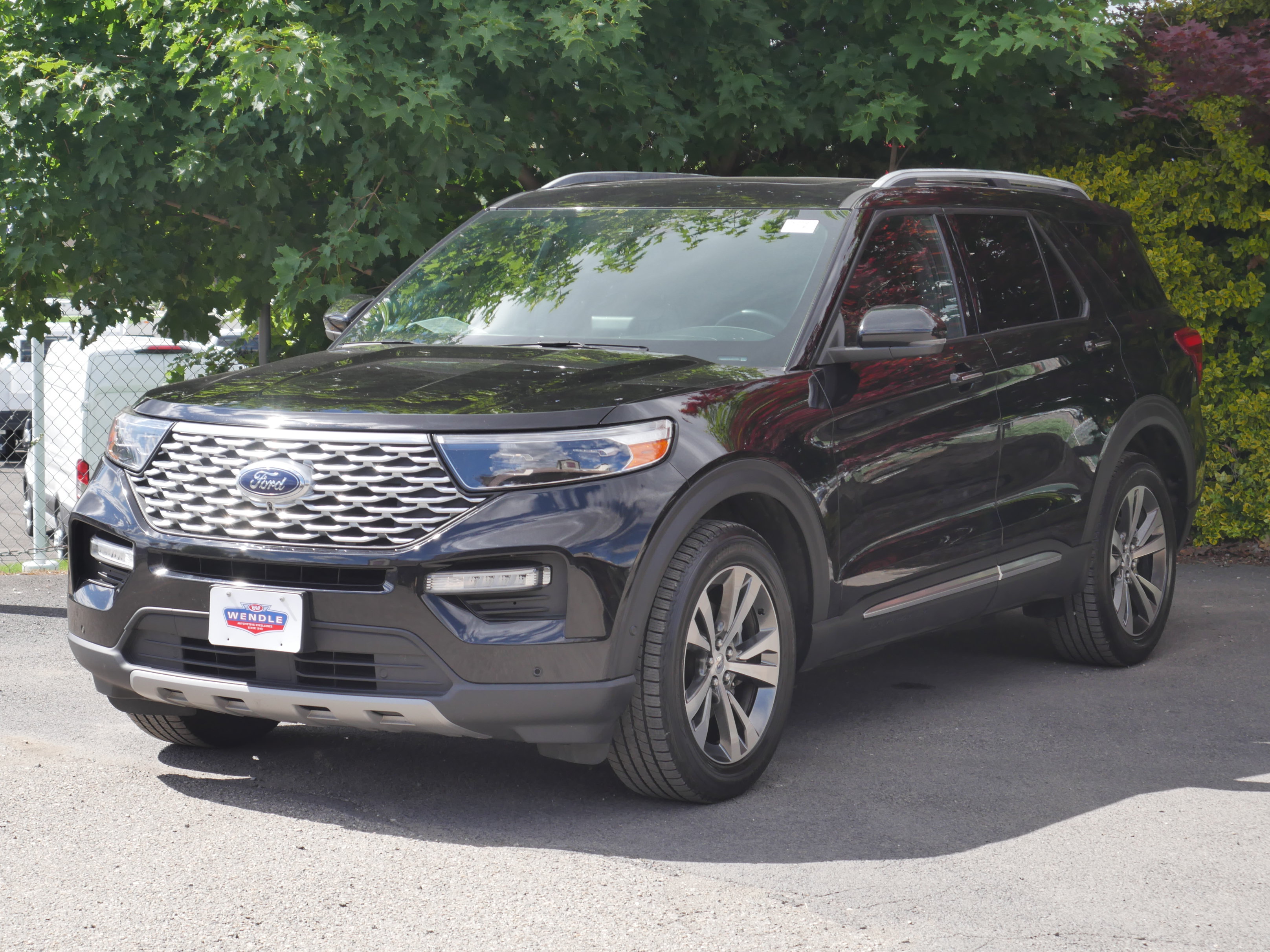 Certified 2020 Ford Explorer Platinum w/ Premium Technology Package AWD/4WD image 2