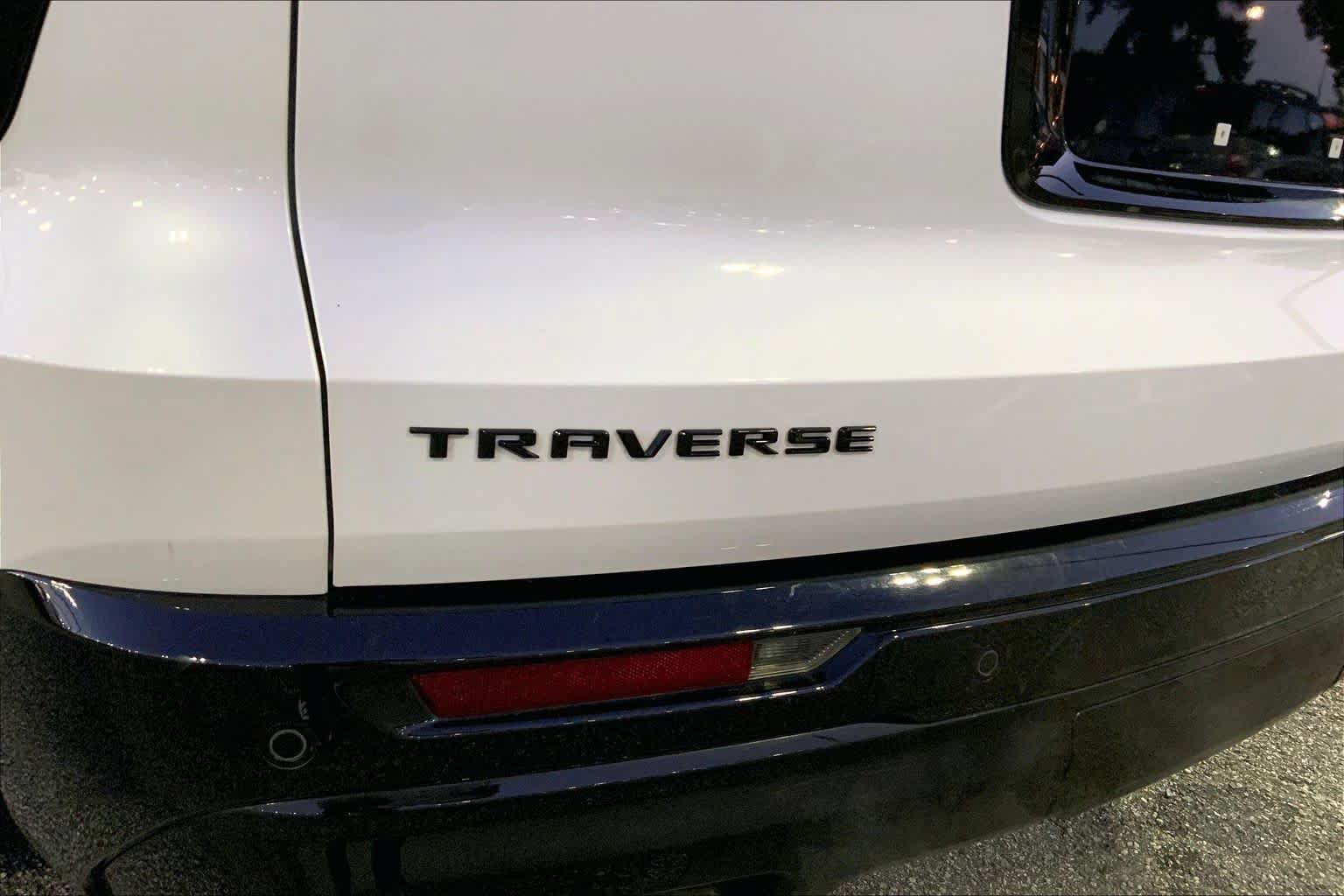 Used 2024 Chevrolet Traverse RS FWD image 28
