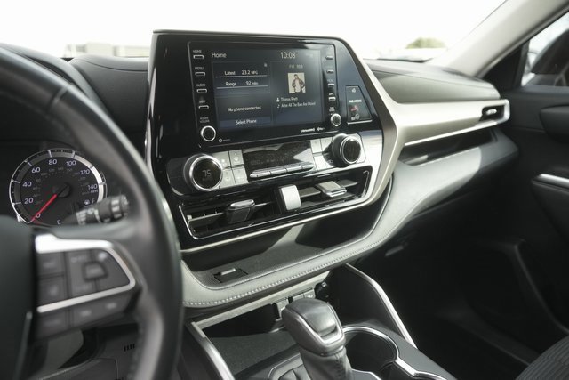 Used 2021 Toyota Highlander LE image 25