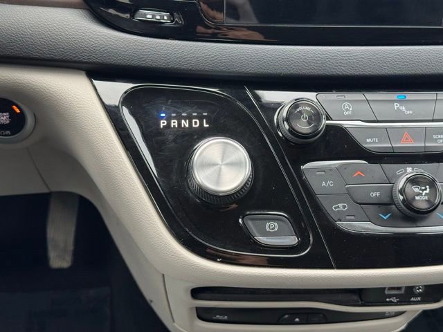 Used 2018 Chrysler Pacifica Touring-L Plus image 18