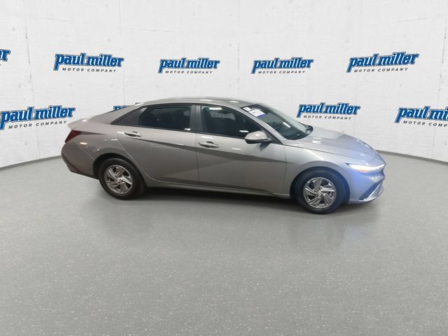 Used 2025 Hyundai Elantra SE FWD image 12