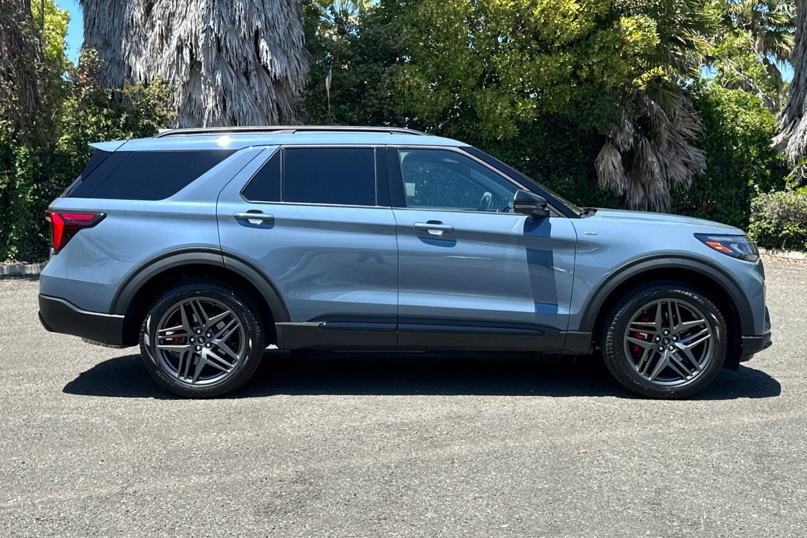Certified 2025 Ford Explorer ST-Line w/ Premium Package AWD/4WD image 2