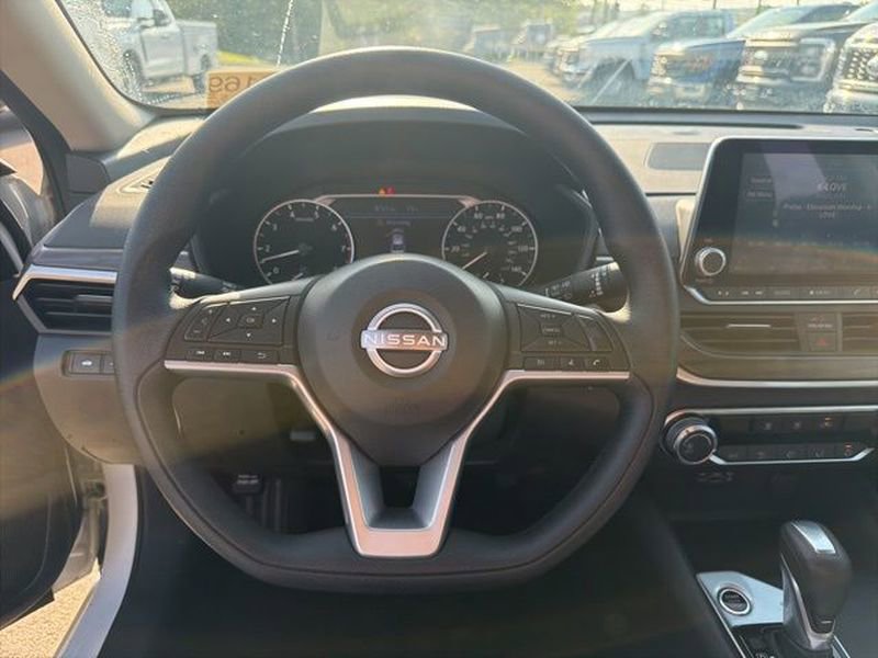 Used 2025 Nissan Altima 2.5 SV FWD image 7