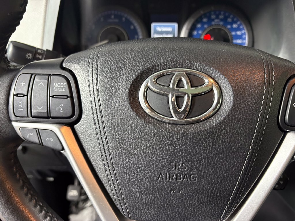 Used 2020 Toyota Sienna Limited Premium w/ Carpet Mat Package FWD image 23