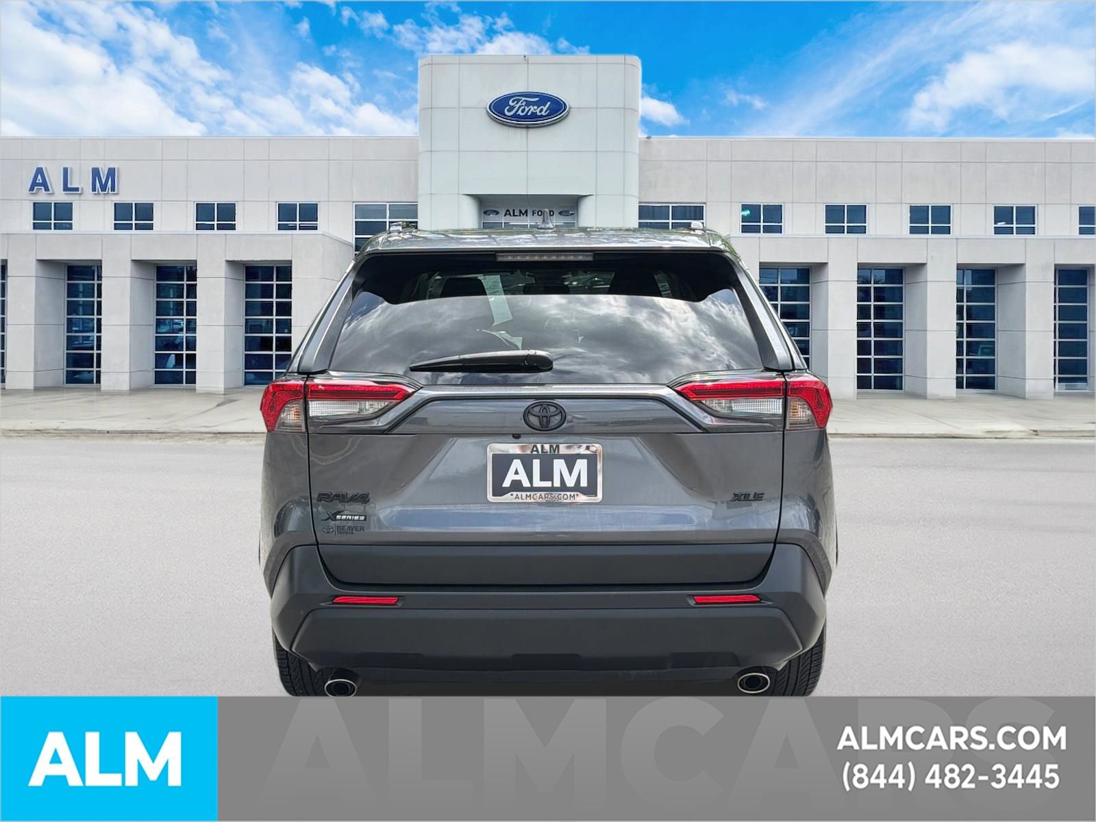 Used 2021 Toyota RAV4 XLE w/ Convenience Package FWD image 6