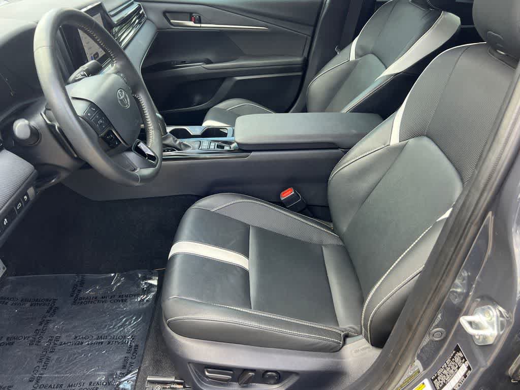 Used 2025 Toyota Camry SE w/ Convenience Package FWD image 9
