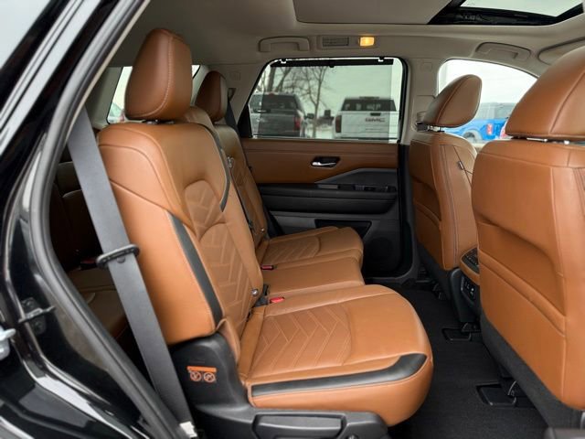 Used 2023 Nissan Pathfinder Platinum w/ Cargo Package image 34