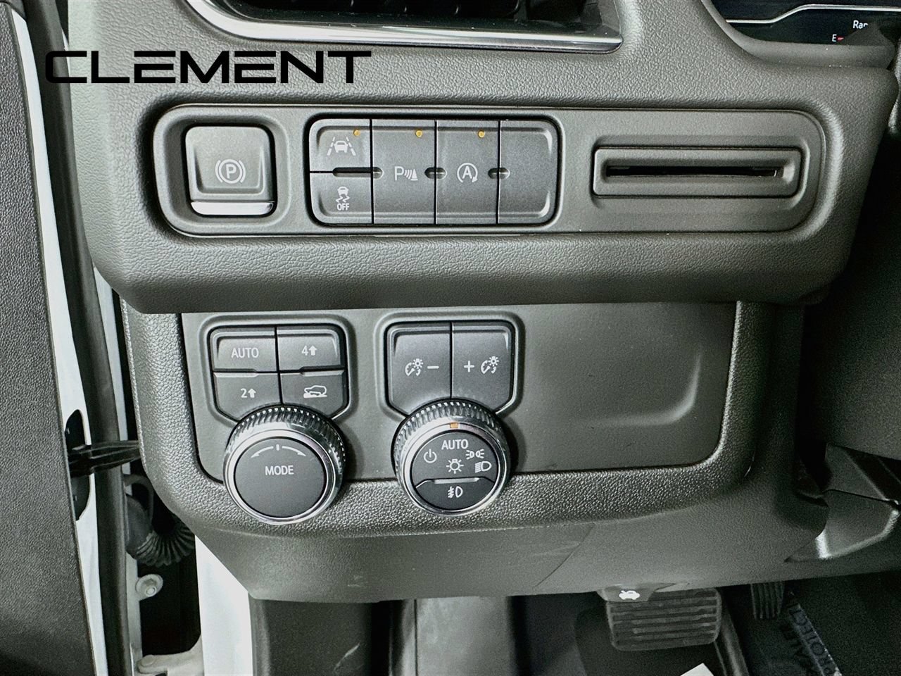 Used 2024 GMC Yukon XL SLT AWD/4WD image 14