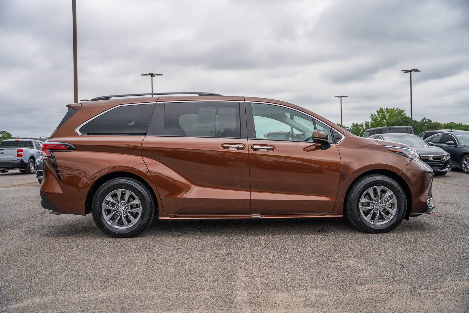 Used 2022 Toyota Sienna XLE FWD image 9