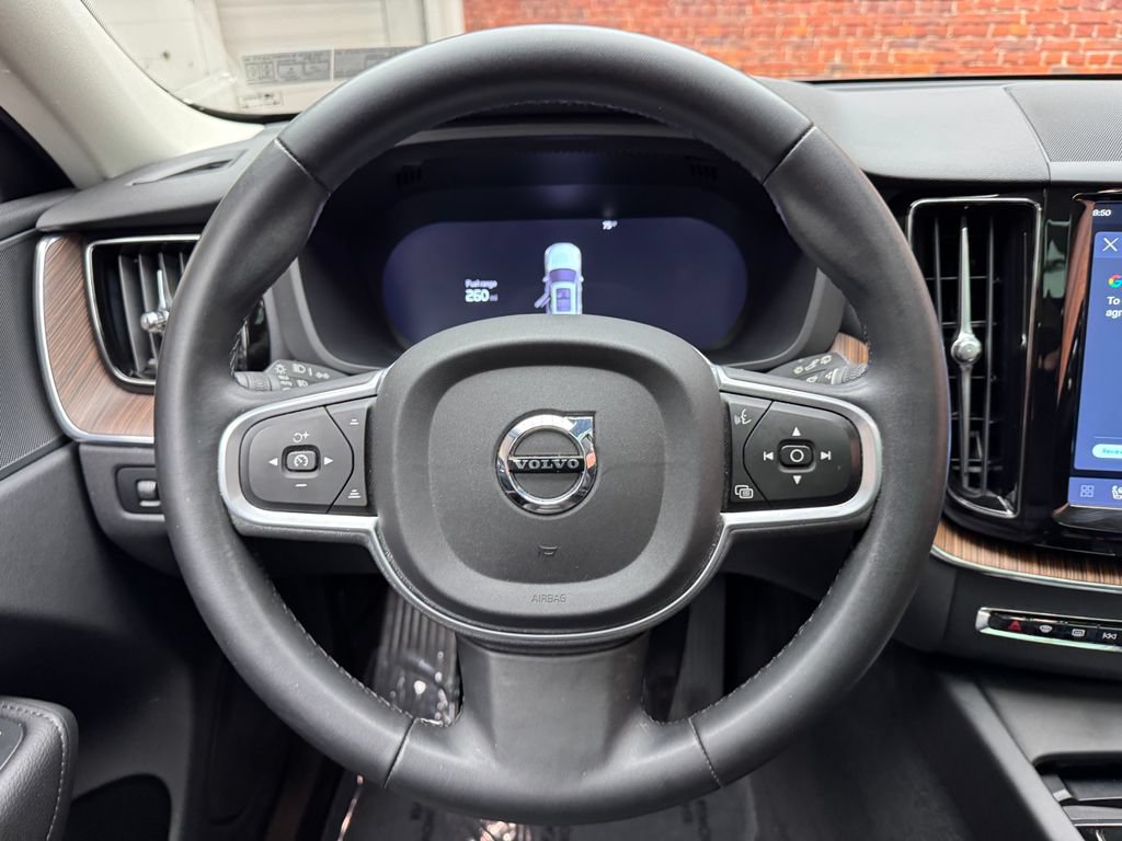 Used 2022 Volvo XC60 B5 Momentum AWD/4WD image 14