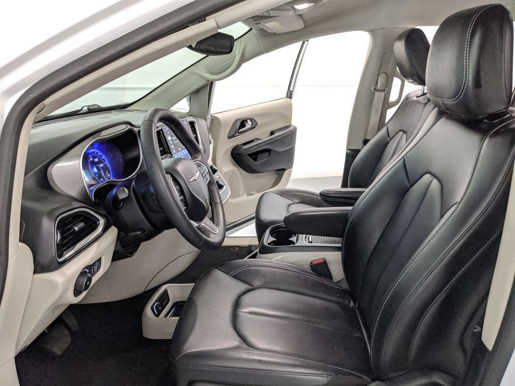Used 2024 Chrysler Pacifica Touring-L FWD image 16