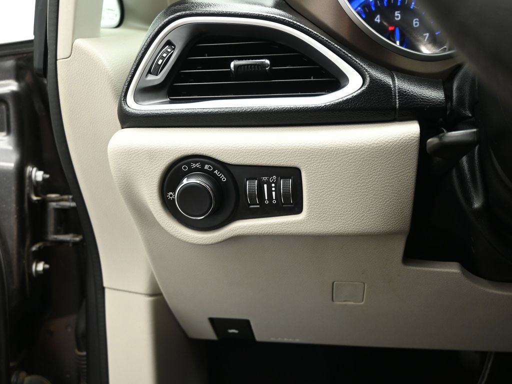 Used 2020 Chrysler Voyager Lxi image 12