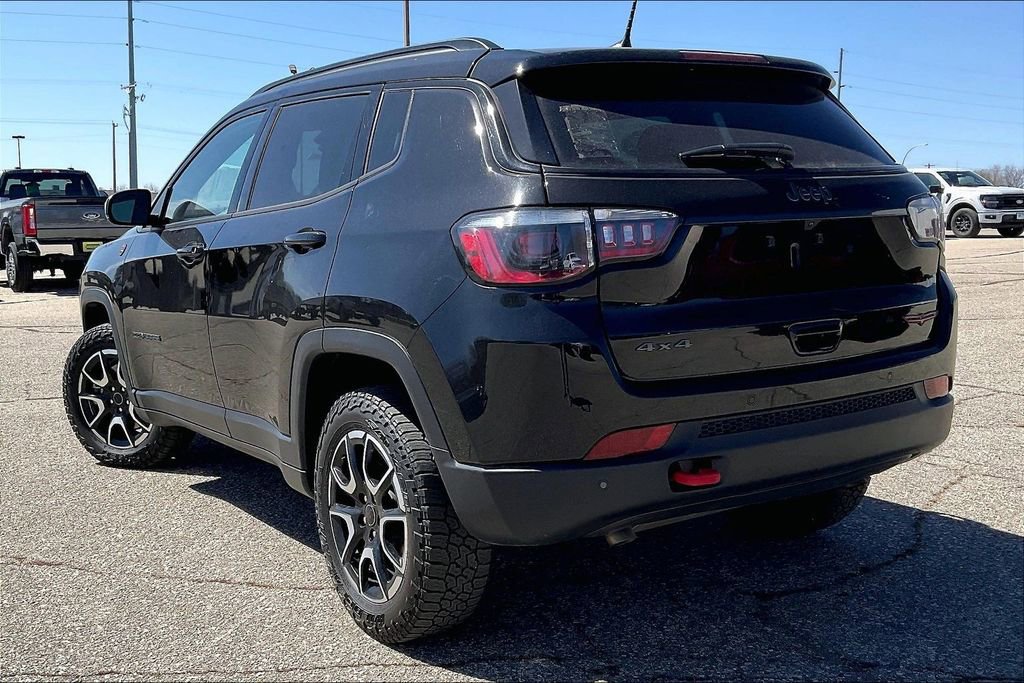 Used 2025 Jeep Compass Trailhawk AWD/4WD image 3